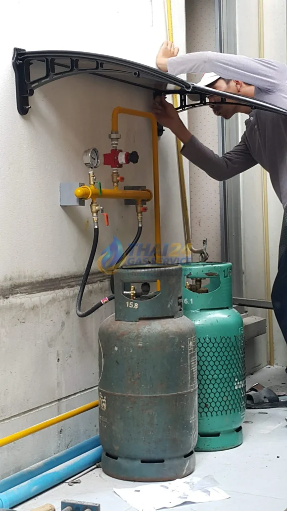 ช่างติดตั้งระบบแก๊ส LPG บ้านพักอาศัย พร้อมชุด Header Regulator และงานเดินท่อแก๊ส พร้อมติดหลังคาให้กับสถานีแก๊ส